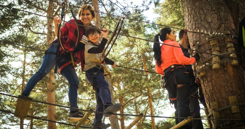 Emociones en tirolesa en el Waldseilpark Kahlenberg