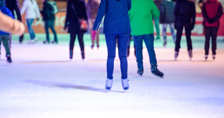 Meluncur Ais di Hadapan Dewan Bandaraya Vienna (Rathausplatz)