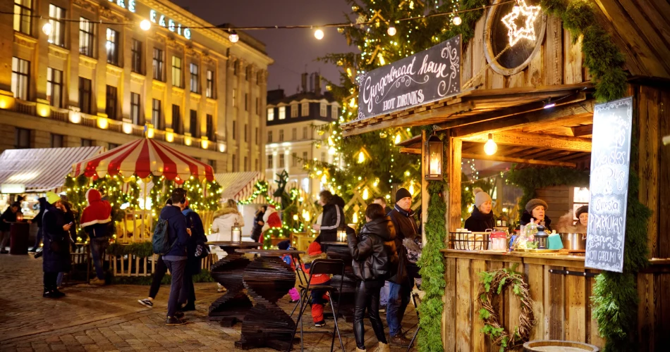 Meluncur Ais di Hadapan Dewan Bandaraya Vienna (Rathausplatz)