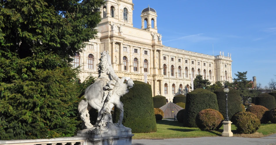Meluncur Ais di Hadapan Dewan Bandaraya Vienna (Rathausplatz)